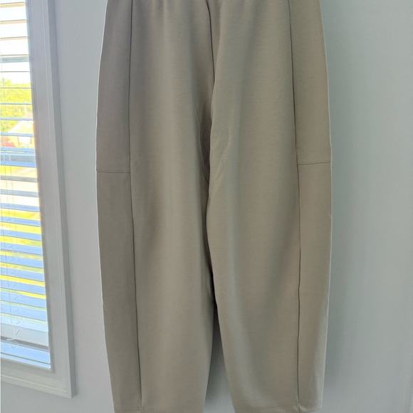 Uniqlo Women's Beige Pants - Picture 2 of 3